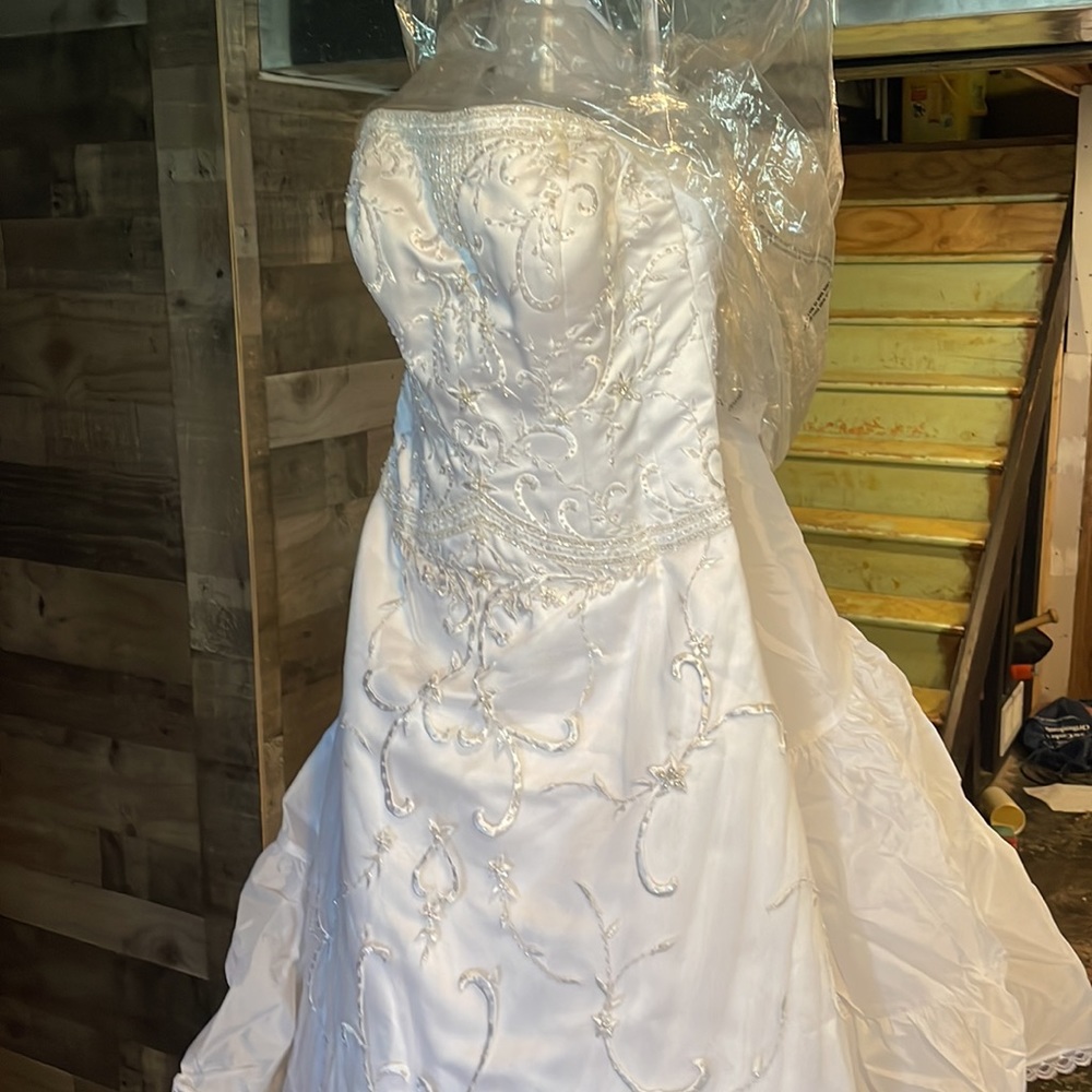 Oleg Casini Collection Wedding Dress - Picture 3 of 10